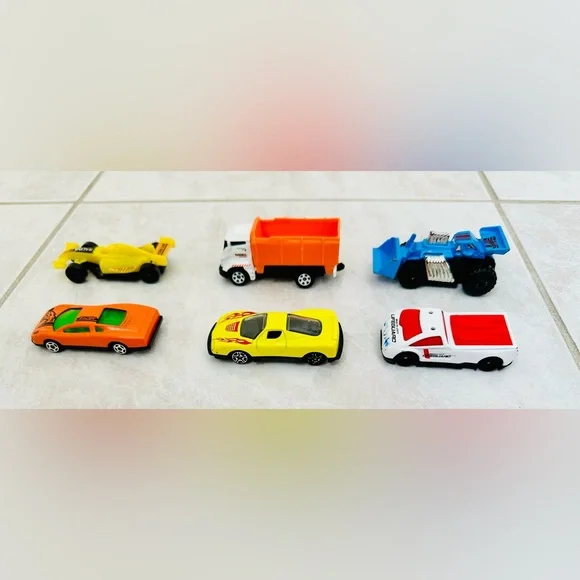 25 Hot Wheels / Matchbox / Assorted characters cars and vehicles - Picture 7 of 8